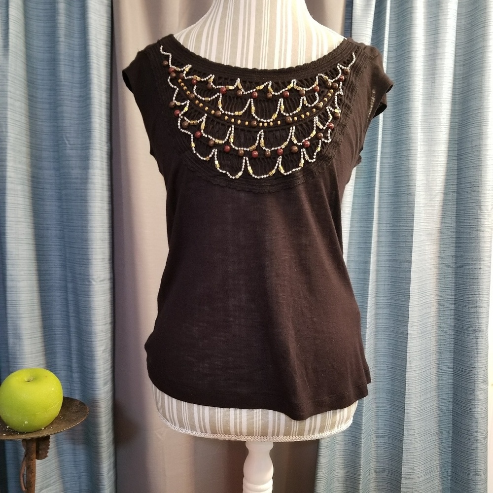 🌻🌺🌻 CUTE SHIRT WITH BEAD DETAIL!!